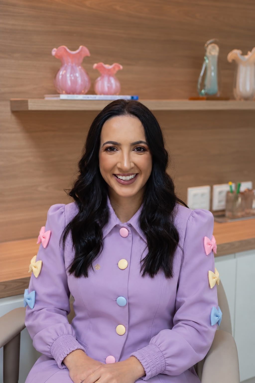 Dra. Dayane Rodrigues sorrindo no consultório Tia Day