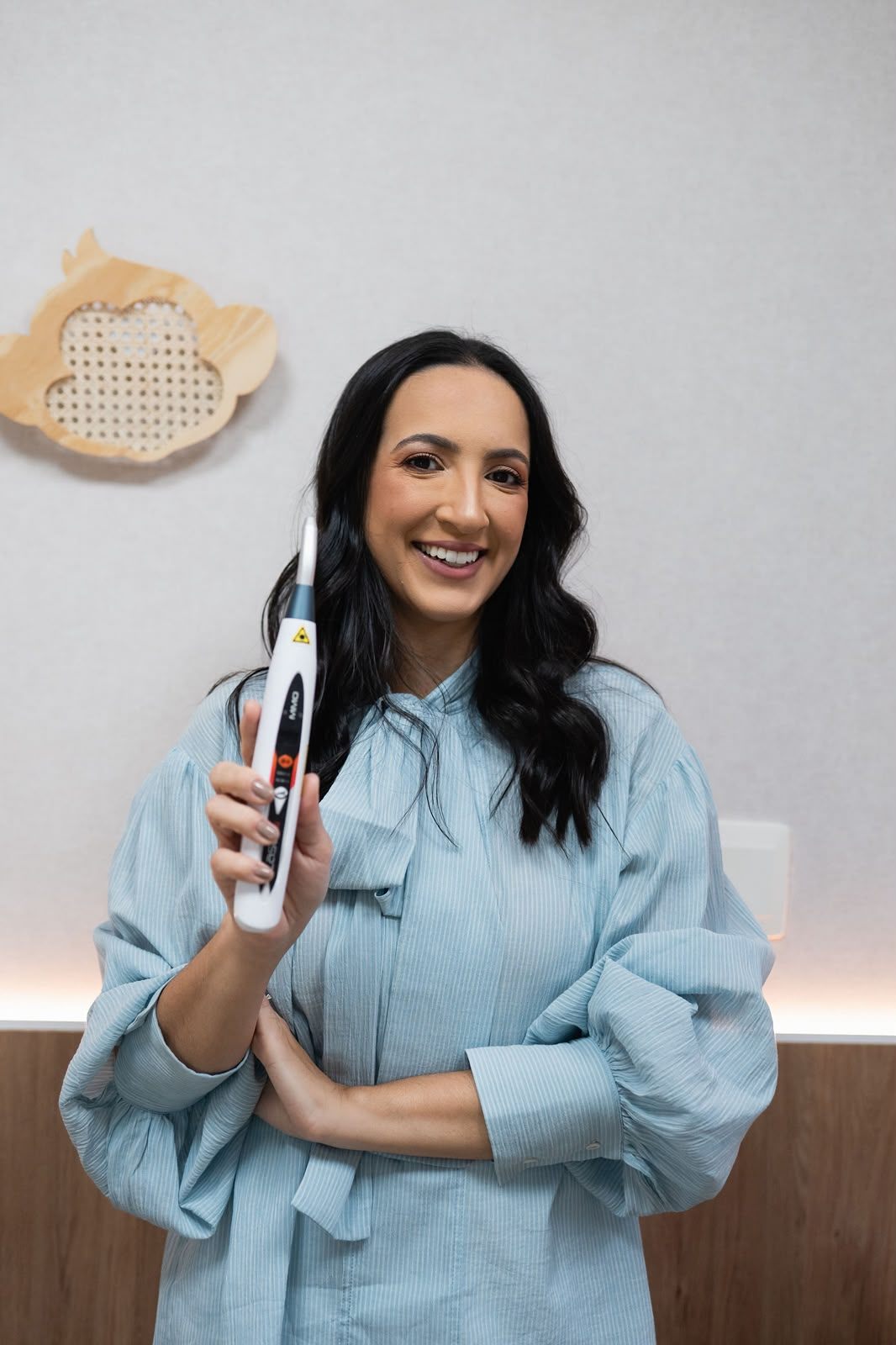 Dra. Dayane com o laser de baixa potência